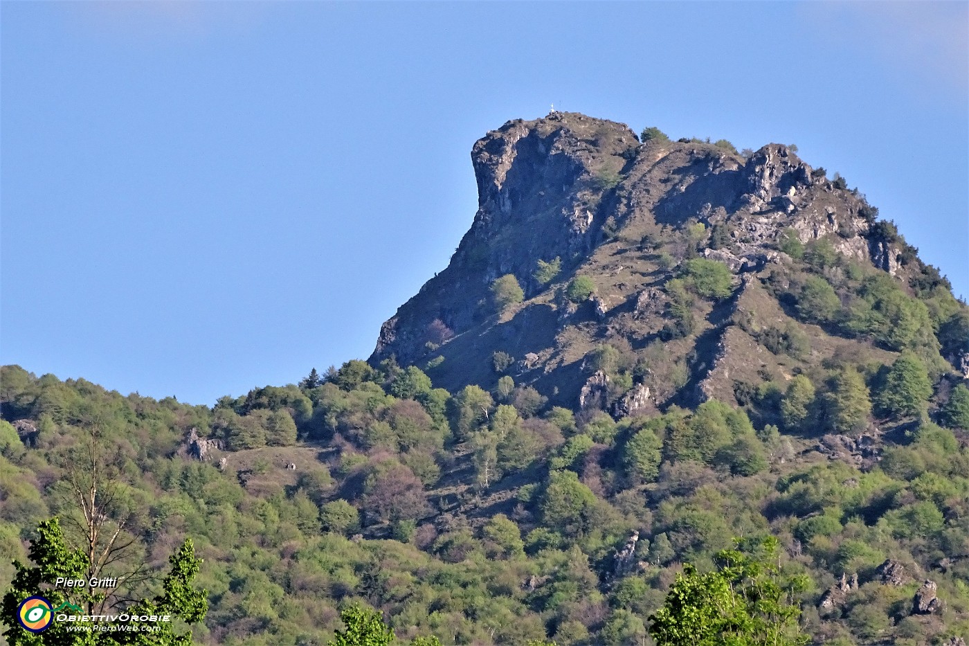 01 Corno Zuccone (1458 m) visto allo zoom dalla Costa d'Olda .JPG